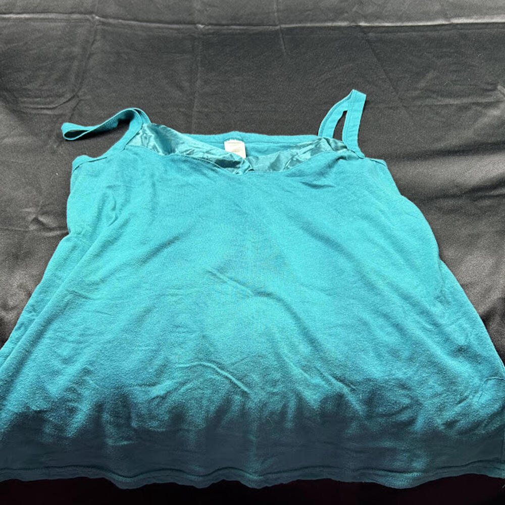 💙💚 Women’s spaghetti strap top in a‎ beautiful blue/green color.